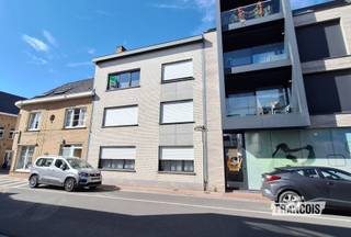Gelegen in het hart van Poperinge, op wandelafstand van de Markt, buurtwinkels, scholen en het station, geniet dit appartement van een uitstekende ligging. Met een gunstig EPC-label B biedt het appartement alle comfort voor aangenaam wonen. Het beschikt over drie ruime en lichtrijke slaapkamers.<br /><br />Indeling:<br /><br />Gelijkvloers: inkom - toilet - bergruimte - leefruimte - keuken (uitgerust met koelkast, vaatwasser, oven, kookplaat, microgolfoven en dampkap) - bergruimte 2 - terras - kleine buitenberging<br /><br />Verdiep +1: nachthal - 3 slaapkamers - badkamer - technische ruimte<br /><br />Technische zaken:<br /><br />-CV op gas<br /><br />-EPC B<br /><br />-Veluxen en rolluiken<br /><br />-Lift aanwezig<br /><br />Intrede: 01/08/2026.<br /><br />