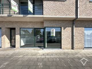 Ontdek dit instapklare gelijkvloerse appartement, gelegen in de Stokerijstraat 1A te Eernegem. Dankzij de centrale ligging bevinden winkels, openbaar vervoer en andere dagelijkse voorzieningen zich op korte afstand.<br /><br />Met een bewoonbare oppervlakte van ca. 82 m² biedt het appartement een comfortabele en praktische indeling. De lichtrijke leefruimte sluit mooi aan op de open, volledig uitgeruste keuken, voorzien van kwalitatieve toestellen.<br /><br />Het appartement beschikt over twee volwaardige slaapkamers, die beide rechtstreekse toegang bieden tot het terras. De badkamer is praktisch ingericht met ligbad, douche en voldoende opbergruimte. Daarnaast is er een afzonderlijke berging met aansluiting voor de wasmachine en de recente CV-ketel op aardgas.<br /><br />Bovendien zijn twee privatieve kelderbergingen inbegrepen, ideaal voor extra opslagruimte.<br />Een ondergrondse, inpandige parkeerplaats kan mee aangekocht worden voor € 17.000.<br /><br />Het appartement is onmiddellijk beschikbaar, waardoor u er snel zelf kunt intrekken of het zonder lange wachttijd kunt verhuren.<br /><br />Een interessante opportuniteit voor wie op zoek is naar een starterswoning, investeringsvastgoed of comfortabel gelijkvloers wonen in het centrum van Eernegem.<br /><br />Troeven:<br />- Energiezuinig - label C<br />- Ruim, zonnig terras<br />- Gelijkvloers <br />- Ondergrondse parkeerplaats (toegankelijk via lift in het gebouw).<br />- Centrale ligging <br /><br />Bent u op zoek naar een instapklaar appartement om zelf te bewonen of als interessante investering? Dan is dit appartement zeker een bezoek waard.<br />Plan vandaag nog uw bezoek en ontdek zelf de ruimte, het comfort en de centrale ligging van dit appartement. Contacteer ons voor meer informatie of een afspraak.