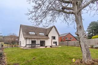 Centraal gelegen in Schaffen vinden we deze gezellige woning op een perceel van bijna 11 are. De woning werd stevig gebouwd in '67, maar werd...