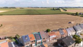 Op een rustige ligging vlak achter het centrum van Kieldrecht bevindt zich deze volledig instapklare en energiezuinige woning met een prachtig open uitzicht over de omliggende polders en weilanden. Een ideale combinatie van rust, ruimte en modern wooncomfort, met alle dagelijkse voorzieningen op korte afstand.<br /><br />De woning werd praktisch en aangenaam ingericht en beschikt onder meer over zonnepanelen, een thuisbatterij, airconditioning, rolluiken en vliegramen. Dankzij het EPC-label B, de conforme elektrische installatie en het asbestveilige karakter is deze woning helemaal klaar voor een zorgeloze intrek.<br /><br />Er is een mogelijkheid tot het huren van een garage vlakbij de woning! <br /><br />Gelijkvloers<br />- Inkomhal<br />- Ruime en lichtrijke leefruimte<br />- Moderne, open keuken met centraal keukeneiland<br />- Royale badkamer<br />- Grote raampartijen met een aangename connectie tussen binnen en buiten<br />- Airconditioning voor optimaal comfort doorheen de seizoenen<br />- Praktische bergruimte<br />- Kelder met extra opbergmogelijkheden<br /><br />Eerste verdieping<br />- Twee ruime slaapkamers<br />- Praktische opbergruimte<br /><br />Tuin & terras<br />Een absolute blikvanger is het prachtige, open uitzicht over de omliggende polders en weilanden. Het ruime terras sluit rechtstreeks aan op de leefruimte en vormt de ideale plek om in alle rust van deze unieke omgeving te genieten.<br />Daarnaast is er een handige zijdoorgang naar de straat en extra buitenberging aanwezig.<br /><br />Een energiezuinige en volledig instapklare woning waar comfort, een rustige ligging en een uitzonderlijk mooi uitzicht samenkomen.<br /><br />Op zoek naar een woning, appartement of bouwgrond in het Waasland of de Denderstreek?<br />De Boer & Partners Waas & Dender begeleidt u graag bij de aankoop of verkoop van vastgoed in deze ruime regio.<br />Wenst u dit pand te bezoeken? Contacteer ons via waasendender@deboerenpartners.be of 03 377 55 00.