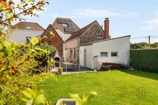 Perfect gelegen tussen stad en platteland, op enkele minuten van Doornik en alle voorzieningen, bestaat deze mooie woning, gebouwd op een perceel...
