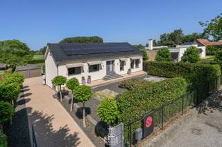 Op een vlot bereikbare ligging nabij Aldeneik vind je deze instapklare villa, ideaal voor wie houdt van modern design en hoog wooncomfort. <br />De woning is doordacht opgebouwd rond volwaardig gelijkvloers wonen, met extra leef- en slaapruimte op tuinniveau.<br /><br />=> Ligging <br />De woning is gelegen dichtbij het mooie en groene Aldeneik, een geliefde buurt nabij het centrum van Maaseik. U woont op wandelafstand van de Maas, omringd door natuur en fietsroutes, met winkels, scholen en horeca vlot bereikbaar.<br /><br />=> Leefniveau op het gelijkvloers<br />- Ruime en lichte leefruimte door de grote raampartijen<br />- Leefkeuken met kwalitatieve afwerking en zicht over de tuin<br />- Bureelruimte/extra slaapkamer aan de voorzijde<br />- Volwaardige masterbedroom met complete dressing en ensuite badkamer<br />- Vloerverwarming, airco en veel natuurlijk licht<br /><br />=> Volwaardig appartement op tuinniveau<br />- Tweede leefruimte met keuken<br />- Twee ruime slaapkamers <br />- Badkamer, wasplaats en bergruimtes<br />- Ideaal voor logees, kinderen, zorg aan huis of hobbyruimte<br /><br />=> Bijgebouw, multifunctioneel te benutten<br />- Ruim bijgebouw met vergaderruimte/eetruimte, toilet en praktische keukenblok<br />- Ruim buitenterras met houten pergola en vrij uitzicht<br />- Perfect voor ontspanning, gasten of professioneel gebruik<br /><br />=> Tuin<br />- Volledig omheind perceel met automatische poort<br />- Verzorgde tuin met open zicht op achterliggende velden<br />- Dubbele carport en fietsenberging<br /><br />=> Waarom dit pand uniek is<br />- Gelijkvloers wonen gecombineerd met volwaardige extra woonentiteit<br />- Energiezuinig met zonnepanelen<br />- Geschikt voor verschillende levensfases<br /><br />=> Indeling<br />- Gelijkvloers: inkomhal, apart toilet, woonkamer, leefkeuken, bureelruimte/extra slaapkamer, ouderlijke slaapkamer, dressing, badkamer <br />- Tuinniveau- tweede woongedeelte: woonkamer, keuken, twee slaapkamers, badkamer, apart toilet, tuinkamer, wasplaats, berging met vaste kastenwand, technische ruimte en extra berging;<br />- Bijgebouw met terras<br />- Dubbele carport <br />- Fietsenberging<br />- Zolder: te bereiken via vaste trap