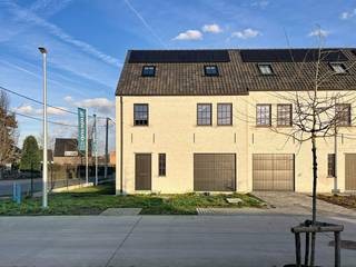 In deze doodlopende verkaveling 'Biezenhof' te Beervelde realiseerden we 13 uiterst energiezuinige woningen in een landelijke stijl.Deze woning op...