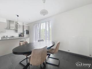Modern en goed onderhouden appartement (ca.110 m²), met een terras van ongeveer 12 m², op loopafstand van het centrum. Het appartement beschikt over een ruime woonkamer en eetkamer (ca.40m²), met open keuken, voorzien van een eiland (ca.14 m²). De keuken is volledig uitgerust met een keramische kookplaat, dampkap, oven, koelkast met vriesvak en vaatwasmachine. Vanuit de woonkamer toegang tot het ruime terras (ca. 12m²). Er is ook een praktische berging van ongeveer 6 m² met aansluitingen voor een wasmachine en droogkast.<br />Het appartement heeft twee slaapkamers (ca. 20 m² en 8 m²), beide met keramische tegels. De badkamer is voorzien van een ligbad met douchemogelijkheid en een badkamermeubel. Op de ondergrondse verdieping is een autostaanplaats beschikbaar voor €50. Het gebouw beschikt over een lift en er zijn privatieve meters aanwezig. Het appartement is beschikbaar vanaf 15 oktober.