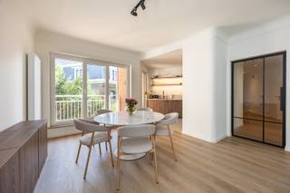 Gerenoveerd en energiegunstig appartement met drie slaapkamers en twee terrassen in de gegeerde Tentoonstellingswijk! <br /><br />Dit stijlvol gerenoveerd appartement is afgewerkt met kwalitatieve materialen en beschikt over een EPC-label B. De ruime en lichtrijke leefruimte sluit aan op een moderne open keuken voorzien van alle toestellen. Vanuit de leefruimte is er toegang tot een zuidgericht terras van ca. 8m² waar het gezellig vertoeven is. <br /><br />Via de mooie houten schuifdeur bereikt men de eerste slaapkamer van 11m², momenteel ingericht als bureauruimte.<br /><br />Via de hal bereikt men een tweede slaapkamer van 13 m² met toegang tot een terras van ca. 6m² en een derde slaapkamer van 13 m², momenteel ingericht als dressing.<br /><br />De volledig vernieuwde badkamer is uitgerust met een dubbele lavabo en een ruime inloopdouche met regendouche. Daarnaast is er op de hal een apart toilet aanwezig.<br /><br />Een inpandige garage is bijkomend aan te kopen aan 25.000 Euro. <br /><br />Gelegen in een aangename en residentiële omgeving met een vlotte bereikbaarheid en nabijheid van winkels, openbaar vervoer, scholen en groen.<br /><br />Belangrijkste troeven: <br /><br />- Gegeerde Tentoonstellingswijk<br />- Kwalitatieve renovatie <br />- Gunstig EPC-label B <br />- Aangename groene residentiële omgeving<br />- Twee terrassen aanwezig <br /><br />111m² totale oppervlakte (cfr EPC).<br /><br />Wenst u een bezoek of meer informatie? Dan kan u ons steeds contacteren via info@dvarealestate.be of via 03/297.00.00.