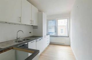 <p>Ideaal gelegen op een boogscheut van Dilbeek, en op wandelafstand van het Wilderbospark, wordt dit twee slaapkamer appartement te koop aangeboden.</p><p>Het appartement is ingedeeld als volgt: inkomhal, woonkamer met open haard, keuken, twee grote slaapkamers, een badkamer en apart gastentoilet. <br />Er is reeds een nieuwe gascondensatie ketel geplaatst, maar het appartement heeft toch een opfrissing nodig. <br />Door de schaarse parkeermogelijkheden in de straat, is de gesloten een extra troef. Deze is bijkomend aan te kopen voor €34.000.</p><p>Dit pand is perfect voor een woonst of als investering. <br />Aarzel niet, en plan vandaag nog een bezoek in. <br /> </p>