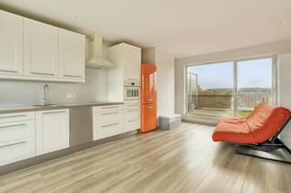 Instapklaar wonen op de bovenste verdieping met de skyline van Roeselare aan uw voeten. Deze unieke studio combineert het stadsleven met ongeziene buitenruimte en absolute rust.<br /><br />De grootste troeven:<br /><br />Twee ruime terrassen: Geniet op elk moment van de dag van de zon (of schaduw). Plaats genoeg voor een eettafel én een gezellige loungeset.<br /><br />Bovenste verdieping: Geen bovenburen, 100% privacy en maximale lichtinval dankzij de grote raampartijen.<br /><br />Panoramisch zicht: Een prachtig, weids uitzicht over de stad.<br /><br />Ideaal als eerste eigen stek, pied-à-terre of slimme investering. Buitenruimte is schaars in de stad, en een studio met deze terrassen is een absolute zeldzaamheid.<br /><br />Mogelijkheid garage mee aan te kopen <br /><br />Klaar om het uitzicht zelf te ervaren?<br />Neem vandaag nog contact op voor meer informatie of een bezoek ter plaatse!<br /><br />Bestuursmaatregelen in het maatregelenregister: in aanvraag