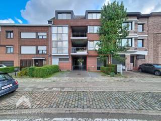 <p>Dit instapklare appartement geniet van een uitstekende ligging. Winkels en openbaar vervoer zijn makkelijk bereikbaar en ook de centra van zowel Edegem als Mortsel liggen vlakbij.</p>
<p>Via de inkomhal met praktische ingemaakte kasten betreedt u de leefruimte met open, geïnstalleerde keuken. Van hieruit heeft u zicht op de aangename, onderhoudsvriendelijke buitenruimte, waar het heerlijk vertoeven is.</p>
<p>Het appartement beschikt over twee volwaardige slaapkamers, waarvan één voorzien is van ingemaakte kasten. De badkamer is praktisch ingericht met een inloopdouche, wasmeubel en ruimte voor zowel een wasmachine als een droogkast. Daarnaast is er een afzonderlijk toilet.</p>
<p>Ook aan parkeergelegenheid werd gedacht: achteraan het appartement beschikt u over een eigen garage.</p>
<p>Troeven:</p>
<ul>
<li>Garage</li>
<li>Kleinschalige residentie</li>
<li>Buitenruimte</li>
<li>Vlak bij het centrum</li>
<li>Vlak bij openbaar vervoer</li>
<li>Instapklaar</li>
</ul>
<p></p>
<p>Deze woning is te koop ZONDER makelaar via het concept van Smart Houses! Wenst u verdere inlichtingen of een bezoek? Contacteer rechtstreeks de eigenaar via +32496127118</p>