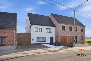 Op zoek naar een halfopen woning met ruimte, comfort én een prachtige tuin? Deze charmante gezinswoning in Hooglede biedt het allemaal, en meer.<br /><br />Bij aankomst wordt u meteen verwelkomd door de verzorgde en uitnodigende uitstraling van de woning. Binnenin geniet u van een praktische en doordachte indeling waarbij de leefruimtes naadloos in elkaar overvloeien. <br /><br />De woning beschikt over maar liefst vier volwaardige slaapkamers. Op de eerste verdieping bevinden zich drie ruime slaapkamers, een badkamer en een apart toilet. Het tweede verdiep herbergt een gezellige master bedroom onder het dak – een perfecte plek om tot rust te komen. Deze indeling maakt de woning uitermate geschikt voor gezinnen die op zoek zijn naar extra ruimte.<br /><br />Ook buiten is het volop genieten. De prachtig aangelegde tuin met veel privacy vormt een oase van rust waar u heerlijk kan ontspannen, spelen met de kinderen of genieten van gezellige momenten met familie en vrienden.<br /><br />Daarnaast is de woning voorzien van hedendaags comfort en energiezuinige oplossingen, wat zorgt voor een aangename woonervaring én lagere energiekosten.<br /><br />Troeven van deze woning:<br /><br />Energiezuinig met EPC-label B<br />Voorzien van conforme zonnepanelen<br />Laadpaal voor elektrische wagen (conform)<br />Elektrische installatie conform<br />Aangelegde tuin met veel privacy<br />Vier volwaardige slaapkamers<br />Dressing<br />Gelegen in een rustige en aangename omgeving<br /><br />Een ideale thuis voor wie comfortabel en zorgeloos wil wonen in een groene, rustige buurt.<br /><br />📞 Interesse? Contacteer Celine of Thijs:<br />📲 051 57 54 61<br />📧 thijs@grouptrybou.be<br /> | friedel@grouptrybou.be