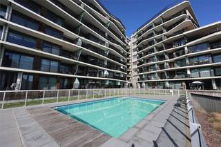 Dit prachtige appartement gelegen in de ‘Crystal Residence’ ligt vlakbij het schitterende strand van Oostende. Ideaal voor mensen die op zoek zijn naar een perfecte uitvalsbasis aan de Belgische Kust.<br /><br />Het gebouw is voorzien van een verwarmd zwembad met terras die enkel toegankelijk is voor eigenaars.<br />Zeedijk, restaurants, winkels en openbaar vervoer op wandelafstand.<br />Mogelijkheid tot aankoop van een staanplaats in het gebouw zelf.<br />Inclusief meubilair!<br /><br />Zeedijk, restaurants, winkels en openbaar vervoer op wandelafstand.<br /><br />Het appartement is gelegen op een 1ste verdieping en bestaat uit:<br /><br />• Open woonkamer en eetplaats <br />• Via het schuifraam krijgt men toegang tot het uniek terras waar men heerlijk kan tafelen.<br />• Open keuken voorzien van elektrische toestellen (elektrisch kookvuur, combi-oven, koelkast met diepvriesvak, vaatwasser ..).<br />• Moderne badkamer met douche, lavabo en toilet<br />• Slaapruimte met dubbel bed en ingemaakte kleerkast<br /><br />Elektriciteit: CONFORM het AREI<br />Schrijnwerk: Aluminium-Hoogrendementsbeglazing<br />Verwarming: Aardgas<br /><br />Interessant als investering, verhuring via ons kantoor mogelijk.<br />Verkoop onder de erfpachtformule, vraag ons meer informatie.<br />Het appartement scoort uitstekend op vlak van energie => EPC: 150 kWh/m²<br /><br />Wenst u snel in dit moderne appartement met zonnig terras te komen wonen, neem dan contact op via telefoon op 059/707.966 of via e-mail naar nicolas@jolieinvest.be<br />