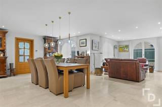 Prachtige villa met grote tuin te koop in Poperinge.In de Westouterstraat te Poperige vinden we deze villa op een perceel van 1167m².Deze woning...