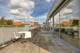 <p><strong>Uitzonderlijke loft van 172m2 op de 1ste verdieping met o.a. 2 slaapkamers en ruim terras (65m2) en autostaanplaats in het centrum van Herentals. EPC B 193Kwh/m2<span><br /><br />Ligging<br /></span></strong>Gunstig en centraal gelegen in het centrum van Herentals en met een vlotte bereikbaarheid naar openbaar vervoer, ring en station.<br /><br /><strong><span>Indeling<br /></span>+1: </strong>gastentoilet, woonkamer, keuken, 2 slaapkamers, badkamer, bijkeuken, technische ruimte, terras.<span><br /><strong>0: </strong>autostaanplaats + berging.<br /></span><span></span><span><strong><br />Beschrijving</strong></span><span><strong><br /></strong></span></p>
<p><span>Deze uitzonderlijke loft is gelegen op de eerste verdieping van een volledig gerenoveerd gebouw. In 2016 werd het pand grondig vernieuwd, waarbij enkel de karaktervolle gevel behouden bleef.</span></p>
<p><span>De loft beschikt over een ruime, open leefruimte met een lichtrijke keuken en directe toegang tot het ruime westelijk georiënteerde terras van ca. 65 m². De grote raampartijen zorgen voor een overvloed aan natuurlijk licht en creëren een bijzonder ruimtelijk gevoel.</span></p>
<p><span>De woning omvat verder:</span></p>
<ul>
<li><span>een open en lichtrijke leefruimte;</span></li>
<li><span>een volledig uitgeruste keuken;</span></li>
<li><span>een praktische bijkeuken;</span></li>
<li><span>een aparte berging met aansluitingen voor wasmachine en droogkast;</span></li>
<li><span>2 ruime slaapkamers, beide voorzien van ingebouwde kasten;</span></li>
<li><span>een bureau;</span></li>
<li><span>een badkamer;</span></li>
<li><span>een ruim gastentoilet.</span></li>
</ul>
<p><span>De grote raampartijen geven vanuit de leefruimte en keuken rechtstreeks toegang tot het terras, waardoor binnen- en buitenruimte mooi in elkaar overvloeien. Het ruime westelijk georiënteerde terras van ongeveer 65 m² vormt dan ook een absolute troef van deze loft.</span></p>
<p><strong><span>Autostaanplaats en berging</span></strong></p>
<p><span>Achteraan het gebouw bevinden zich een private autostaanplaats en een aparte berging. Deze zitten mee verrekend in de vraagprijs.</span></p>
<p><span>Een unieke loft die ruimte, licht en comfort combineert, met als absolute blikvanger het royale westelijk georiënteerde terras.</span></p>
<p><span><strong>Bijzondere informatieplicht</strong>: in aanvraag.</span></p>
