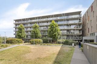 Dit energiezuinige appartement met 2 slaapkamers en een royaal terras van 18 m², is perfect gelegen aan het station van Brugge, aan het...