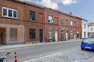 <p><span>Are you looking for a revenue property in the heart of Leuven? Then this student house with 3 studio's is for you! Ideally located, within the ring road and close to campus Groep.</span></p><p><span> </span></p><p><span>The house has a common entrance hall with access to the floors, the basement, a place to store bikes and a cozy common garden.</span></p><p><span> </span></p><p><span>The layout is as follows:</span></p><ul><li><span>Ground floor:</span><span> Studio of 30m² (EPC F) with a living space in the front, open kitchen and dining area. Then there is a bathroom with shower, sink and toilet. At the back is the bedroom with space for a double bed.</span></li><li><span>Second floor:</span><span> studio of 28m² (EPC E) with sleeping area, office space and dining area. There is also a kitchen and bathroom. The bathroom has a shower, sink and toilet.</span></li><li><span>Second floor:</span><span> Studo with sleeping area, office space and dining area, kitchen and separate bathroom with shower, toilet and sink.</span></li></ul><p><span> </span></p><p><span>These studio's are currently rented with a 12-month agreement.</span></p><p><span> </span></p><p><span>The energy score of the building needs to be optimized. Roof insulation and an update of the heating system are the main concerns in this regard.</span></p><p><span> </span></p><p><span>Interested please contact 016 15 31 15 or info@immolivit.be</span></p>