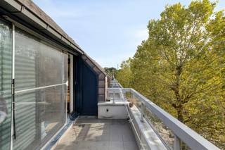 Ideaal gelegen op de vierde en hoogste verdieping aan de achterzijde van Pagodenlaan 11, tegenover de achterzijde van het Koninklijk Paleis van Laken, biedt dit lichtrijke appartement met twee slaapkamers een rustige woonomgeving. Dit pand  bestaat uit een uitnodigende inkomhal, een lichtrijke woonkamer, een functionele keuken, een badkamer en een apart toilet. De troef van dit appartement is het terras gericht op het groen van het binnengebied. Een kelder, een privatieve garage en een lift in het gebouw vervolledigen de voorzieningen van deze zeldzame vastgoedkans in een gewilde woonwijk van Brussel.