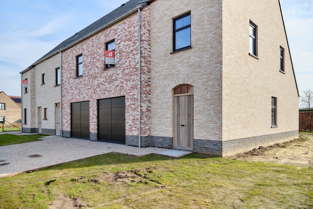 Ruime energiezuinige halfopen bebouwing met garage - photo 1