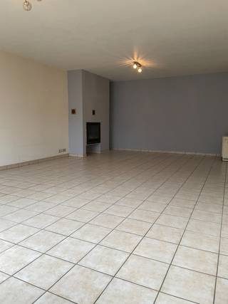 Dit ruime appartement is gelegen in het prachtige Merelbeke-Melle en biedt alle comfort en luxe die je maar kunt wensen. Met een bewoonbare oppervlakte van 89.00 vierkante meter en een bouwjaar van 1997, is dit appartement modern en goed onderhouden. <br /><br />Het appartement beschikt over twee slaapkamers, waardoor het perfect is voor een klein gezin of een stel dat op zoek is naar wat extra ruimte. De keuken is uitgerust met apparatuur en er is een ruime woonkamer waar je heerlijk kunt ontspannen na een lange dag of op het aangename zonne-terras achteraan. <br />De badkamer heeft een ligbad, lavabomeubel en afzonderlijke douche. <br />In de nachthall is er een afzonderlijk toilet. <br />De elektrische installatie werd volledig goedgekeurd.<br /><br />Er is een lift aanwezig, waardoor het appartement toegankelijk is voor mensen van alle leeftijden.<br /><br />Het gebouw beschikt over een garage, wat betekent dat je nooit meer hoeft te zoeken naar een parkeerplek. <br /><br />Kortom, dit appartement in Merelbeke-Melle is de perfecte plek voor wie op zoek is naar een comfortabel appartement. Aarzel niet om een bezichtiging in te plannen.