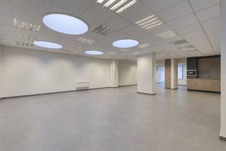 This office has been completely renewed and combines visibility, accessibility and comfort, ideal for those looking for a professional base in a strategic location in the city.Layout:-Entrance with information desk-Full open space with desks-Kitchen-Separate toiletsAt this office, 2 parking spaces are required, spacious space for 19,000 euros and a smaller space for 9000€.Advantages:-air-air heat pump (heating and cooling)-parkingCurrently, a passage is provided to the mansion located at Schuttersvest 10 Mechelen, which can provide an ideal living and working environment. Of course, this can be closed neatly in the event of a separate sale.Are you interested in this office? Then contact Dewaele quickly and schedule your appointment.Register of measures: noThese AI visualizations are intended as inspiration. No technical specifications, urban planning regulations, or concrete realization possibilities were taken into account.