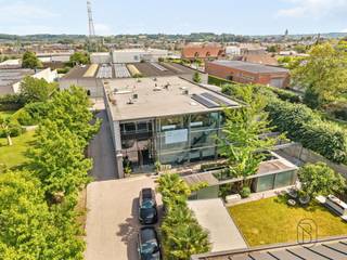 <p>Uniek wonen en werken op een perceel van ca. 2.400 m²</p><p>Op een perceel van ca. 2.400 m² bevindt zich dit uitzonderlijke eigendom waar wonen en ondernemen perfect samengaan. Het geheel omvat een ruim magazijn, moderne, stijlvolle kantoren en een perfect onderhouden woonst, ideaal voor zelfstandigen of ondernemers.</p><p>De hippe burelen genieten van veel natuurlijk licht en een hoogwaardige afwerking, terwijl het magazijn tal van mogelijkheden biedt voor opslag, productie of logistiek. De instapklare woning combineert ruimte, comfort en kwaliteit.</p><p>Dankzij de verzorgde uitstraling, ruime parkeermogelijkheden en veelzijdige indeling is dit een zeldzame opportuniteit voor wie wonen en werken op één locatie wil combineren.</p>