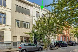 Charmant wonen in het hart van Borgerhout? Deze karaktervolle burgerwoning combineert authentieke elementen met hedendaags comfort en een uitstekende centrale ligging. Om de hoek ligt het levendige Krugerplein met populaire plekjes zoals Bar Leon. Ook het Moorkensplein, de Dageraadplaats en cultuurtempel De Roma bevinden zich op wandelafstand.<br /><br />Bij binnenkomst trekken de originele deuren met ambachtelijk glas-in-lood meteen de aandacht en wordt de authentieke sfeer van de woning voelbaar. De originele tegelvloer in de inkomhal leidt naar de prachtige houten trap die de verdiepingen met elkaar verbindt. In de leefruimtes zorgen de warme plankenvloeren, hoge plafonds en sierlijke ornamenten voor een bijzondere charme en een tijdloze uitstraling. Authentieke details en een warme sfeer komen hier prachtig samen en maken van deze woning een echte thuis.<br />Achteraan bevindt zich een gezellige koer van ca. 9 m², een aangename plek waar u in alle rust kunt genieten van een een zonnig momentje.<br /><br />Op de bovenverdiepingen bevinden zich drie volwaardige slaapkamers, aangevuld met een praktische dressing en een badkamer. Verder beschikt de woning over een gastentoilet en een ruime kelder van ca. 35 m².<br />De woning ademt karakter dankzij de talrijke authentieke elementen zoals glas-in-loodramen, volhouten deuren, sierlijstwerk en houten vloeren. In 2021 werden onder meer de voorgevel, ramen en buitendeuren vernieuwd.<br />Ook op technisch vlak beschikt de woning over verschillende troeven: dubbele beglazing met hoogrendementscoating, dakisolatie, rolluiken en centrale verwarming op aardgas. De elektrische installatie is conform.<br /><br />TOPLIGGING IN BORGERHOUT<br />De Sint-Mattheusstraat bevindt zich op wandelafstand van de Turnhoutsebaan, met haar ruime aanbod aan winkels, supermarkten, bakkers, restaurants en cafés. Het centrum van Antwerpen bevindt zich op amper 3 km.<br />Een karaktervolle stadswoning met 3 slaapkamers, dressing en een gezellige koer, op een uitstekende locatie in het bruisende Borgerhout. Een woning met sfeer, ruimte en authentieke charme.<br /><br />DE TROEVEN<br />Karaktervolle woning uit 1918<br />3 slaapkamers + dressing<br />Ca. 168 m² bewoonbare oppervlakte<br />Gezellige koer van ca. 9 m²<br />Authentieke elementen <br />Lichtrijke leefruimte met open keuken en lichtkoepel<br />Vernieuwde ramen, buitendeuren en voorgevel (2021)<br />Kelder van ca. 35 m²<br />Dubbele beglazing en dakisolatie<br />Elektrische installatie conform<br />Uitstekende ligging nabij winkels, horeca, openbaar vervoer<br /><br /><br />De videotour, het grondplan, het EPC en de elektriciteitskeuring kan u reeds bekijken via de Wellimmo-site ('documenten')<br /><br />📩 Meer info of een bezoek: info@wellimmo.net<br />📞 03/225 00 68 <br /><br />