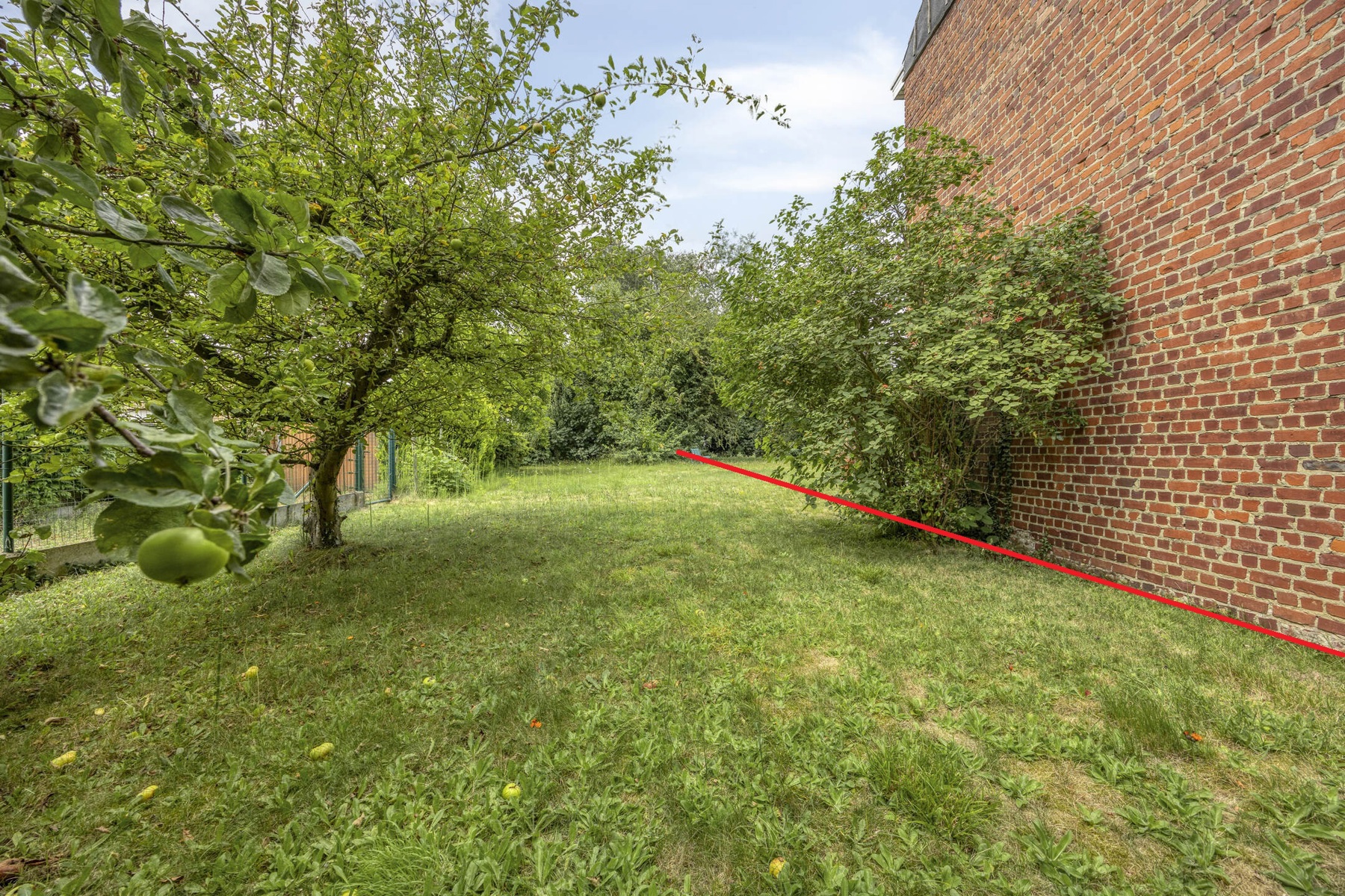 Goedgelegen bouwgrond voor driegevel woning - foto 1