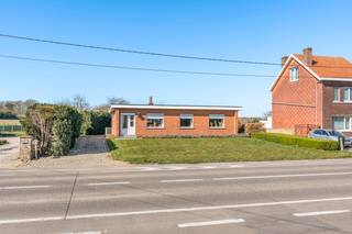 Op een mooi perceel van net geen 12 are bevindt zich deze ruime vergunde bungalow met veel potentieel.Het centrum van Tienen, met alles wat u nodig...