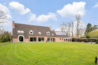 Riante gerenoveerde pastorijwoning met garage, studio en wellness op een perceel van ca. 5.400 m²Deze prachtige pastorijwoning werd volledig...