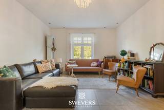 Voor meer info en foto’s, surf naar www.swevers.be – Deze instapklare rijwoning in de Tommelenstraat 4 in Hasselt combineert een centrale ligging...