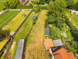 <p>Mooie BOUWGROND van 831 m² in LANDELIJKE OMGEVING – ideaal voor halfopen bebouwing (HOB)! Met een straatbreedte van 13 meter biedt dit perceel veel mogelijkheden voor het realiseren van uw droomhuis. RUSTIG gelegen in een groene omgeving, maar toch met een goede bereikbaarheid naar winkels, scholen en verbindingswegen.<br />Extra troef: Mogelijkheid tot 6% BTW-tarief bij sloop en wederopbouw! Meer info? Contacteer ons via caro@immobeguin.be of bel 0476 62 20 57.<br />Grijp deze unieke kans voor uw nieuwe thuis in een rustige, landelijke setting!</p>