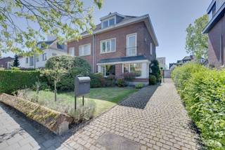 KIJKDAG OP 13-14 MEIDeze halfopen bebouwing biedt een uitstekende opportuniteit voor wie op zoek is naar een renovatieproject met veel potentieel. De...