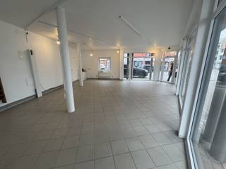 Pourquoi cette propriété mérite votre attention :Les grandes fenêtres qui l'entourent laissent entrer beaucoup de lumière naturelle et constituent...