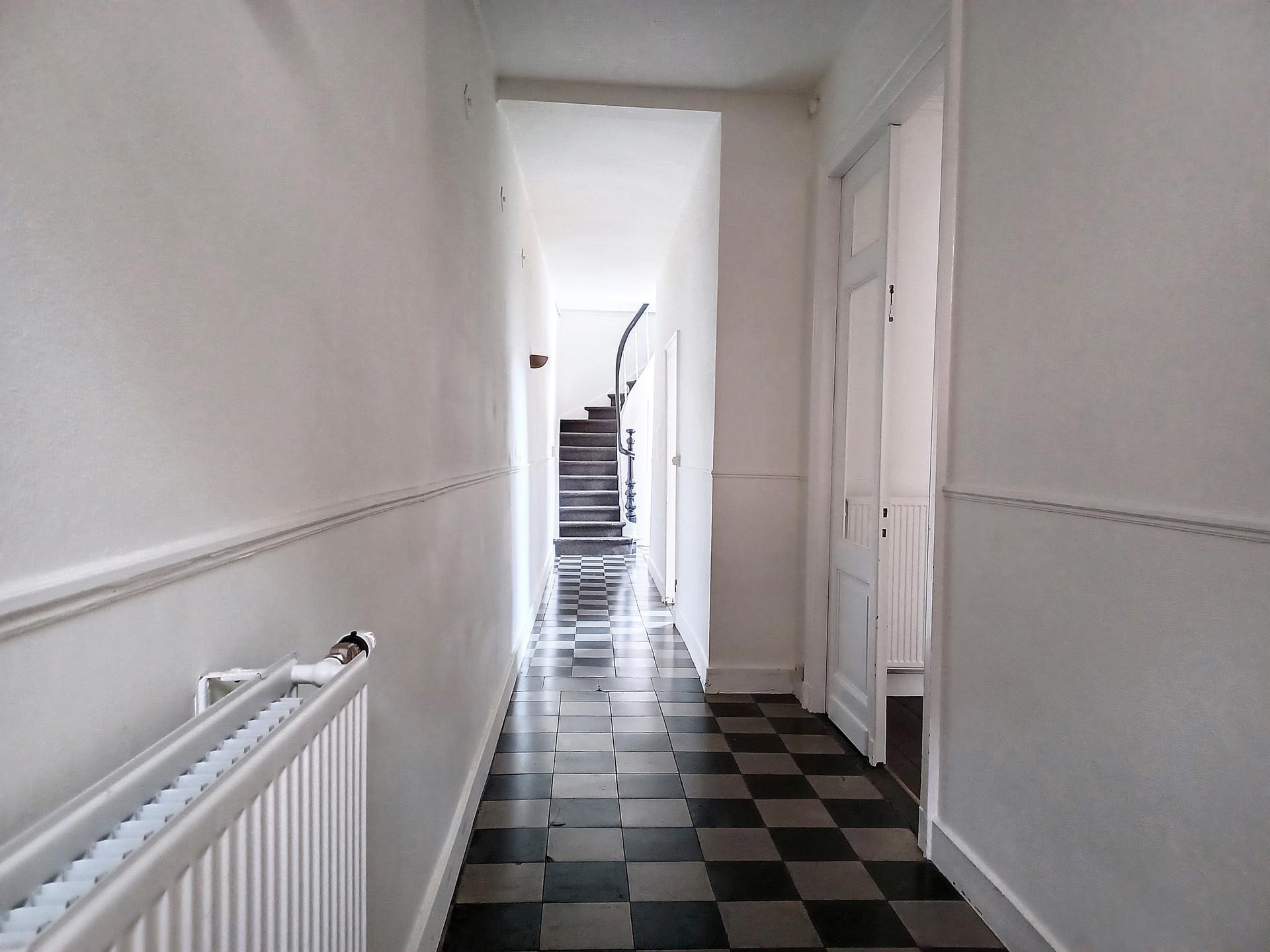 Zeer charmante, gerenoveerde gezinswoning met tuin en 2 slpk - foto 3