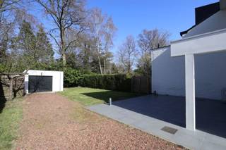 <p><span>Deze charmante halfopen bebouwing in de gegeerde residentiële wijk ‘Berkenveld’ is gelegen op een perceel van ±4are82. De woning werd recent grondig gerenoveerd! De rustige straat, de indeling en de aangename tuin zijn de grote troeven van deze woning. </span></p><p><span> </span></p><p><span>Via de ruime inkomhal met gastentoilet is het leefgedeelte bereikbaar. Dit is een open aaneenschakeling van een knusse zithoek, een eetplaats en de volledig geïnstalleerde keuken. Aansluitend is er een ruime berging die ook dienst doet als wasplaats. </span></p><p><span> </span></p><p><span>De grote raampartijen zorgen voor veel lichtinval en tuinzicht in de leefruimte. </span></p><p><span> </span></p><p><span>Op de verdieping geeft de nachthal toegang tot drie volwaardige slaapkamers, waaronder een ruime hoofdslaapkamer met inloopdressing. Verder is er een apart toilet en een moderne badkamer uitgerust met een inloopdouche en dubbele wastafel.</span></p><p><span> </span></p><p><span>Via een trapluik is er een zolder, ideaal als extra stockageruimte. </span></p><p><span> </span></p><p><span>Buiten geniet u van een gezellige, aangelegde tuin met terras en volwassen bomen die zorgen voor privacy en rust. De woning beschikt bovendien over een losstaande garage.</span></p><p><span> </span></p><p><span>Extra's: airco in de slaapkamers, parket, verlichting/spots, inbouwkasten, … </span></p><p><span> </span></p><p><span>Onmiddellijk beschikbaar. </span></p><p><span> </span></p><p><span> </span></p>