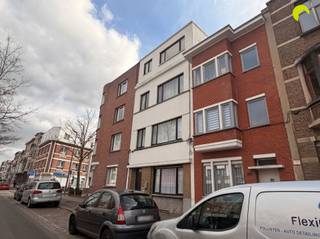 Gunstig gelegen gelijkvloers appartement met ruime koer!Nabij het openbaar vervoer, winkels, scholen, .....Indeling:We betreden het appartement en...