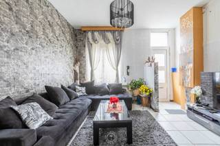 Vlakbij Waasland Shopping, invalswegen en op korte afstand van het centrum bevindt zich deze charmante woning in de Schoolstraat in...