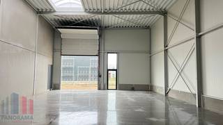 Duurzame KMO-unit van 1.640 m², samenvoegbaar tot een totale oppervlakte van 2.460 m², te koop.De site is strategisch gelegen vlak bij het...