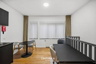 <span><strong>**Vraag uw brochure op/bezoek aan!**</strong></span><br /><br />Welkom in de <strong>Pleinstraat</strong>, een rustige straat, gelegen aan de Leuvense stadsring. De locatie is de uiterste troef van residentie Piazza, zo vind je op wandelafstand de <strong>Tiensepoort</strong> terug en op het einde van de straat de <strong>sportoase</strong>. Je bevindt je op een locatie die je meteen bij allerlei faciliteiten brengt, zo is het Leuvense stadcentrum, het station van Leuven, de Naamsepoort en de <strong>fietsdoorgang naar alle campussen</strong> te Heverlee op een steenworp verwijdert.<br /><br />De residentie bestaat uit <strong>4 bemeubelde studio's</strong>. Zo vormt Piazza de perfecte plek voor <span>universiteitsstudenten</span>, doctoraatstudenten en jongvolwassene op zoek naar een comfortabele thuis.<br /><br />Op zoek naar een investering met onmiddellijk rendement? Residentie Piazza is het juiste adres!<br /><br /><span><strong>Interesse? Vraag je brochure op en plan uw bezoek in met onze Expert Investeringsvastgoed: jack@connect-immo.be of 0495 53 46 49</strong></span><br /><br /><span>EPB startverklaring</span><br /><span>wche, gdv, gvkr, gvv</span>