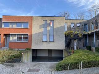 Dit instapklare appartement is rustig gelegen in Hasselt, op korte afstand van het centrum. Dankzij de praktische indeling, twee slaapkamers, het terras en de garage biedt het appartement alle nodige comfort.<br /><br />Verdiep +2: <br />- inkomhal<br />- ruime leefruimte<br />- keuken<br />- 2 slaapkamers <br />- badkamer<br />- berging<br />- apart toilet<br />- terras<br /><br />Verdiep -1: <br />- Garage <br /><br />Algemeen:<br />- bewoonbare oppervlakte: 85 m²<br />- individuele verwarming op aardgas<br />- EPC-label B<br />- rustige ligging nabij het centrum van Hasselt<br />- onmiddellijk beschikbaar<br /><br />Dit appartement in Hasselt is ideaal voor wie op zoek is naar een comfortabele woonst met twee slaapkamers en een goede bereikbaarheid. Het centrum van Hasselt, winkels, horeca en andere voorzieningen bevinden zich op korte afstand.<br /><br />De snelste manier om een bezoek te brengen aan dit appartement? Vraag je bezoek aan via de rode knop op onze website (www.dewaele.com). Telefonisch kunnen er geen afspraken gemaakt worden.<br /><br />Bij andere vragen kun je ons telefonisch contacteren via 011 30 50 50.