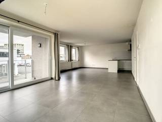 Ruim appartement (103m²) met 2 slaapkamers, staanplaats en terras (11m²) te huur in de Rodestraat te Veurne. Het appartement is ideaal gelegen...