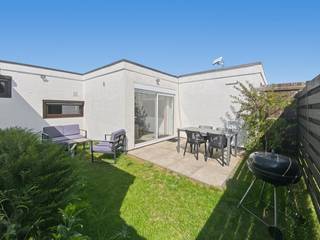 Recent gerenoveerde vakantiewoning (type bungalow) (renovatiejaar 2023) met 2 slaapkamers gelegen in het vakantiepark De Grote Zeemeeuwen te Koksijde. <br />Dit pareltje is gelegen op zowel 1,2km van Oostduinkerke- als Koksijde-Dorp, vlakbij de Doornpanne duinen. De bungalowwoning bestaat uit een inkom/hall met apart toilet, gezellige leefruimte met open ingerichte keuken, badkamer met inloopdouche en lavabomeubel en 2 slaapkamers. Achterliggend vanuit de woonkamer kan u genieten van de zon in de afgesloten tuin. De tuin is voorzien van een achterpoortje. Elektriciteit conform. Beperkte syndickost. Verkoop onder volle eigendom. Ideaal als 2de woonst of om te verhuren op vakantiebasis (goed rendement). EPC: 392 UC: 2930213 (Ref. NI27147)<br /><br />Neem voorsprong met een vrijblijvende en gratis schatting van uw eigendom via:<br />http://www.residentievastgoed.be/gratisonlineschatten