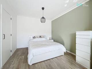 <p>Tel: 0456 89 12 70 Mail: noah.c@weinvest.be<br /><br />We Invest heeft het plezier u deze lichte studio met volledig uitgeruste aparte keuken aan te bieden.</p>
<p>Gelegen op de derde verdieping van een gebouw met lift, in de rustige en residentiële Jozef van Elewijckstraat in Grimbergen (deelgemeente Strombeek-Bever), ten noorden van Brussel. De straat geniet van een uitstekende verbinding met de hoofdstad (Ring en snelwegen in de buurt). Winkels en supermarkten bevinden zich op wandelafstand.</p>
<p>De studio is als volgt ingedeeld: inkomhal, aparte wc, douchekamer, woonruimte met slaapgedeelte, volledig uitgeruste keuken, twee balkons en veel opbergruimte. Er is ook een kelder beschikbaar.</p>
<p>Kosten: €150 (provisie voor gemeenschappelijke lasten, warm en koud water, en verwarming)<br />EPC: C<br /><br />Onmiddellijk beschikbaar!</p>
<p>Mis deze kans niet en plan vandaag nog een bezoek!</p>
<p>Voor meer exclusieve panden, bezoek www.weinvest.be</p>