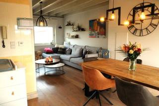 Deze lichtrijke en instapklare bel etage woning bevindt zich in een rustige straat in het charmante Lissewege. De woning biedt een praktische indeling, veel opbergruimte en een ruime tuin.<br /><br />Indeling<br />Gelijkvloers<br />•Ruime inkomhal met vestiairekast<br />•Gastentoilet<br />•Garage voor 1 wagen, voorzien van ingebouwde kasten<br />•Aparte technische ruimte<br />•Aparte wasplaats<br />•Toegang tot de zonnige tuin<br /><br />Eerste verdieping<br />•Lichtrijke leefruimte met aangename lichtinval<br />•Volledig uitgeruste, ruime keuken<br />•Balkon met zicht op de tuin<br /><br />Tweede verdieping<br />•2 slaapkamers met ingebouwde kastruimte<br />•Badkamer met bubbelbad, douche, dubbele lavabo en tweede toilet<br /><br />Zolder<br />•Extra opbergruimte, bereikbaar via zolderluik<br /><br />Kenmerken<br />•Bewoonbare oppervlakte: 154 m²<br />•Grondoppervlakte: 203 m²<br />•EPC: C (263 kWh/m²/jaar)<br />•Ruime, zonnige tuin<br />•Veel natuurlijke lichtinval doorheen de woning<br />•Rustige ligging met vlotte verbinding naar Brugge en de kust<br /><br />Interesse?<br />Contacteer ons voor meer informatie of om een bezoek in te plannen: 0478 84 62 88<br />