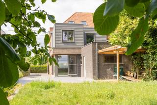 Rustig gelegen halfopen woning met 5 slaapkamers (3 grote kamers, 2 kleinere) , private oprit en prachtige tuin zoekt nieuwe eigenaar! Gelegen...