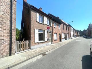 <strong>Geluwe - Instapklare halfopen woning in het centrum van Geluwe palend aan stadspark.</strong><br /><br />Op zoek naar een woning met karakter? Dan is deze instapklare woning zeker iets voor u!<br /><br /><strong>Indeling:</strong><br /><u>Gelijkvloers:</u> woonkamer, eetplaats, keuken, badkamer en tuin<br /><u>1ste verdieping:</u> 2 slaapkamers<br /><u>Zolder:</u> 3de slaapkamer<br />Droge kelder<br /><br /><strong>Troeven:</strong><br />+ Uitweg voor- en achteraan<br />+ Instapklaar<br />+ Zonnige tuin<br />+ Mogelijkheid tot bouwen van een dubbele garage<br />+ Rustige ligging<br />+ Palend aan stadspark<br />+ Zeer verzorgd