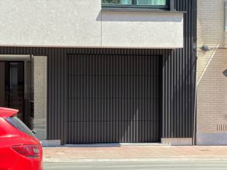 Gemakkelijk in- en uitrijbare autostaanplaats ( op het gelijkvloers ) te koop gelegen in een verzorgde residentie in de Paul Parmentierlaan te Knokke-Heist.<br /><br />Afmetingen autostaanplaats: <br />2,86m breed <br />5,90m diep<br /><br />Afmetingen inrijpoort: <br />2,60m breed<br />2,27m hoog