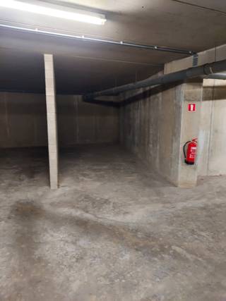 De parkeerkelder en autostaanplaats zijn goed bereikbaar en bieden ruimte voor auto's, motoren en fietsen. De autostaanplaats is redelijk afgelegen...