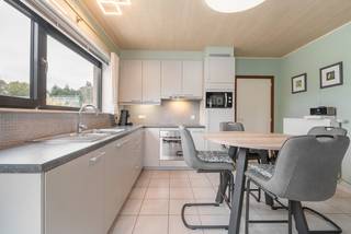 <p>Ruime en instapklare gezinswoning op een prachtig perceel van 800m² met een uitstekende locatie nabij het centrum van Ertvelde.</p><p>De woning geniet van een zeer gunstige ligging, op korte afstand van het centrum, scholen, openbaar vervoer en winkels. Dankzij de vlotte verbinding met de N9 en E34 zijn ook omliggende gemeenten en steden gemakkelijk bereikbaar.</p><p> </p><p>Op het gelijkvloers beschikt de woning over een inkomhal, een lichtrijke leefruimte, een keuken met aansluitende berging, een wasplaats en een gastentoilet.</p><p>Op de eerste verdieping bevinden zich drie volwaardige slaapkamers en een ruime badkamer, uitgerust met een dubbele wastafel, inloopdouche en toilet.</p><p>Verder beschikt de woning over een volledig omheinde tuin, twee garages en een ruime zolder.</p><p>Extra comfort wordt geboden door de aanwezige laadpaal voor een elektrische wagen.</p><p> </p><p><strong>Disclaimer:</strong> De foto's in deze online publiciteit zijn deels bewerkt met behulp van artificiële intelligentie (AI) om de visualisatie van de ruimtes te optimaliseren. Ze dienen uitsluitend ter illustratie en kunnen afwijken van de werkelijke situatie. Tijdens een plaatsbezoek krijg je een correct beeld van het pand.</p><p> </p><p>Interesse om dit pand te bezichtigen?<br />Plan nu uw afspraak in op het nummer 0499/84.71.00 of via chabelli@vastgoeddevos.be.</p><p> </p>