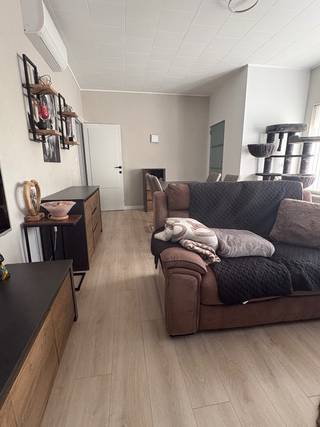 <p>Huis met energieklasse C, een badkamer, garage, tuin en 155m² woonoppervlakte.</p><p>Gerenoveerde gezinswoning met 4 slaapkamers</p><p>Deze rustig gelegen woning ligt in het mooie Rosmeer op wandel afstand van scholen en delhaize en op 10min van het centrum van Bilzen.<br />De woning staat op een perceel van 3a 36ca en is instapklaar.<br />Bewoonbare oppervlakte bedraagt 155m2<br />Op de zolder via de vaste trap is het mogelijk om 50m2 woon oppervlakte bij te maken. Deze is geisoleerd en elektriciteit is aanwezig.</p><p>Deze woning werd in 2022 en 2025 gerenoveerd.</p><p>Ze beschikt over een EPC label C en beschikt over 12 zonnepanelen met een batterij van 10kw + laadstation voor elektrische wagen. Ook is er een warmtepomp boiler geïnstalleerd.</p><p>De verwarming is op mazout, maar deze woning beschikt over 3 airco ’s living , keuken en boven verdiep en badkamer word ook elektrisch verwarmd zodat je de mazout verwarming bijna niet nodig hebt. En er is ook een regenwaterput.</p><p>Er zijn dubbele ramen pvc voorkant en zijkant met rolluiken achterkant dubbele ramen in hout.<br />Er is een garage met sectionaalpoort en onderhoudsarme tuin.</p><p>De keuken is vernieuwd en zeer ruim met veel kastruimte grote tafel en eiland en voorzien van Amerikaanse frigo, grote kookplaat, ingebouwde oven en microgolf van AEG + nog een ingebouwde vaatwasser.</p><p>De badkamer is gerenoveerd met inloopdouche. Er zijn 2 toiletten aanwezig</p><p>In de tuin is er een overdekt terras en volledig omheind.<br />Ook is er opbergruimte buiten</p><p>Alle keuringen zijn uitgevoerd en conform</p><p>Ook is deze woning al aangesloten op de nieuwe gescheiden riolering en gekeurd.</p><p>Troeven:</p><p>Rustige ligging in Rosmeer<br />155 m2 bewoonbare oppervlakte uitbreidbaar naar 205m2<br />Instapklaar en goed onderhouden<br />Gunstig EPC label C<br />12 zonnepanelen met thuisbatterij 10kw met auto laadpaal<br />Airco ’s aanwezig<br />Nieuwe keuken en badkamer<br />Groot terras + overdekt terras<br />4 slaapkamers<br />Garage met elektrische poort<br />Regenwaterput 5000l<br />Gescheiden riolering</p>