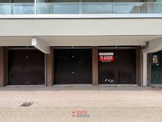 Deze praktische garagebox is uitstekend gelegen in Nieuwpoort-Bad, aan de Franslaan 117. Dankzij de rechtstreekse toegang van buitenaf geniet u van een bijzonder vlotte bereikbaarheid en optimaal gebruiksgemak.<br /><br />De centrale ligging, op korte afstand van zee, winkels en promenade, maakt deze garage ideaal als veilige parkeerplaats of extra bergruimte aan de kust.<br /><br />Een praktische opportuniteit op een gegeerde locatie in de badplaats.