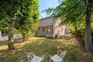 Deze rustig gelegen, energiezuinige en instapklare woning op een perceel van 7are 85ca heeft een bewoonbare oppervlakte van 223m²(vlgs opgave EPC).<br /><br />De woning werd in 2019 opgetrokken in kwaliteitsvolle houtskeletbouw met bijzondere aandacht voor stabiliteit, isolatie, luchtdichtheid en wooncomfort. <br /><br />Gelijkvloers<br /><br />Inkomhal met gastentoilet, ruime en lichtrijke woon-en eetkamer met toegang tot het overdekt terras via schuifdeuren, open keuken met zicht en toegang tot het terras, achterinkom en berging met aansluiting was- en droogkast. Twee ruime, multifunctionele kamers die ook als slaapkamer, bureau of thuiswerkruimte kunnen worden gebruikt. Badkamer met dubbele wastafel, inloopdouche en toilet. <br /><br />Verdieping<br /><br />Nachthal met toegang tot twee ruime slaapkamers en een badkamer met wastafel, toilet, ligbad en douche. De ruime hoofdslaapkamer biedt bovendien mogelijkheden voor een verdere indeling of inrichting.<br /><br />Tuin en buitenruimtes<br /><br />Volledig omheinde tuin met toegang via een automatische poort, hoge carport en overdekt terras.<br /><br />Extra troeven<br /><br />Instapklaar<br />Zonnepanelen<br />Energiezuinig EPC A<br />Elektriciteit conform<br />Op- en afrit E 313 op 2,5 km